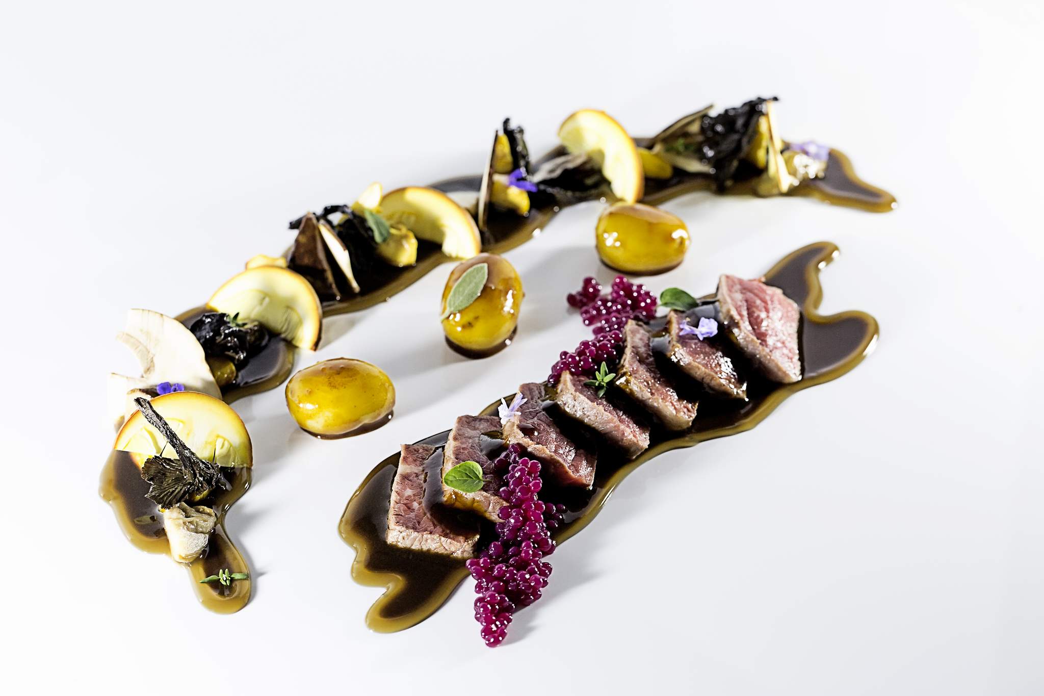 Tataki de wagyu, jugo de sotobosque, patata encontrada y setas de temporada